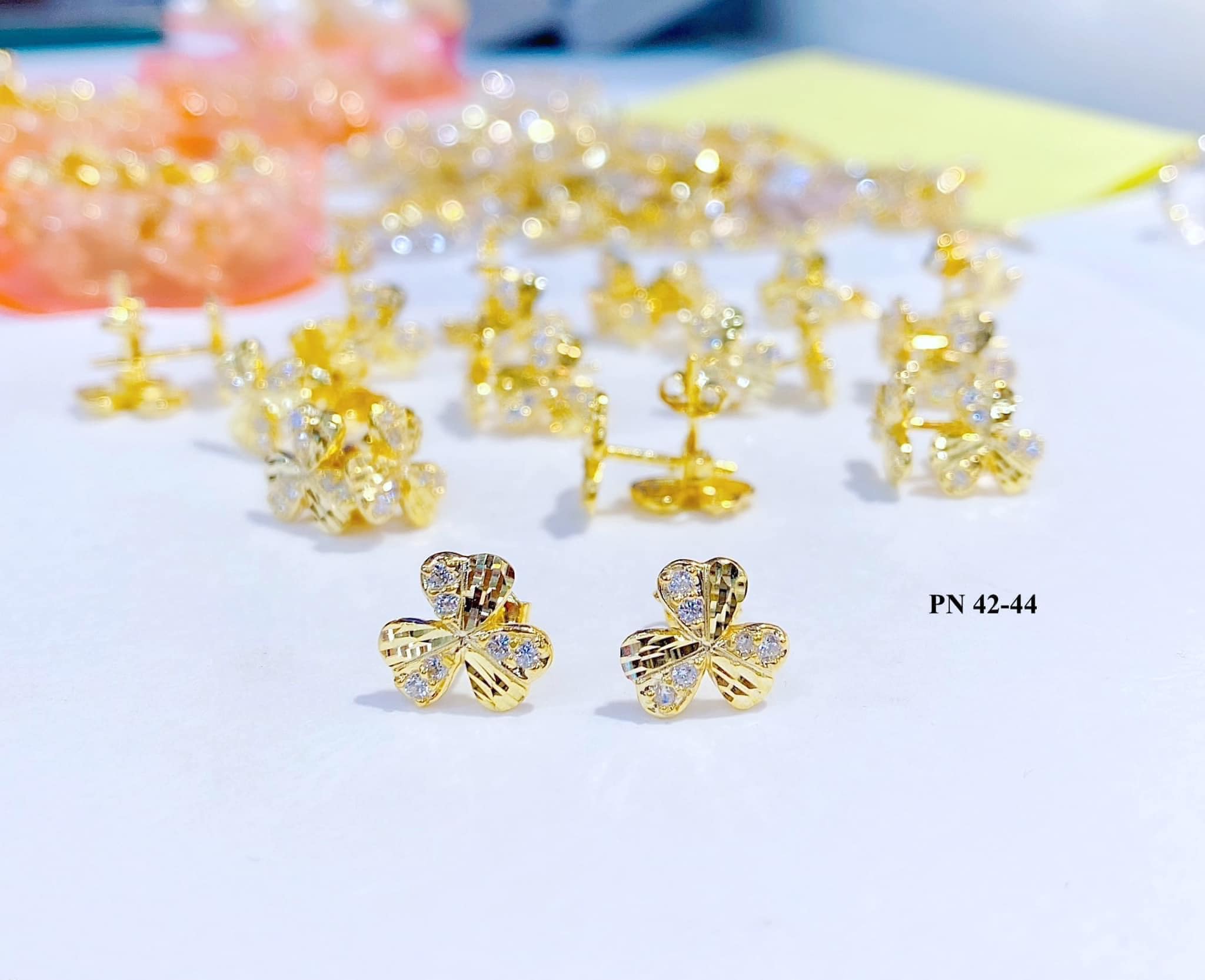 Bông tai kim cương vàng trắng 14k pnj first diamond ddddw000683 | pnj.com.vn